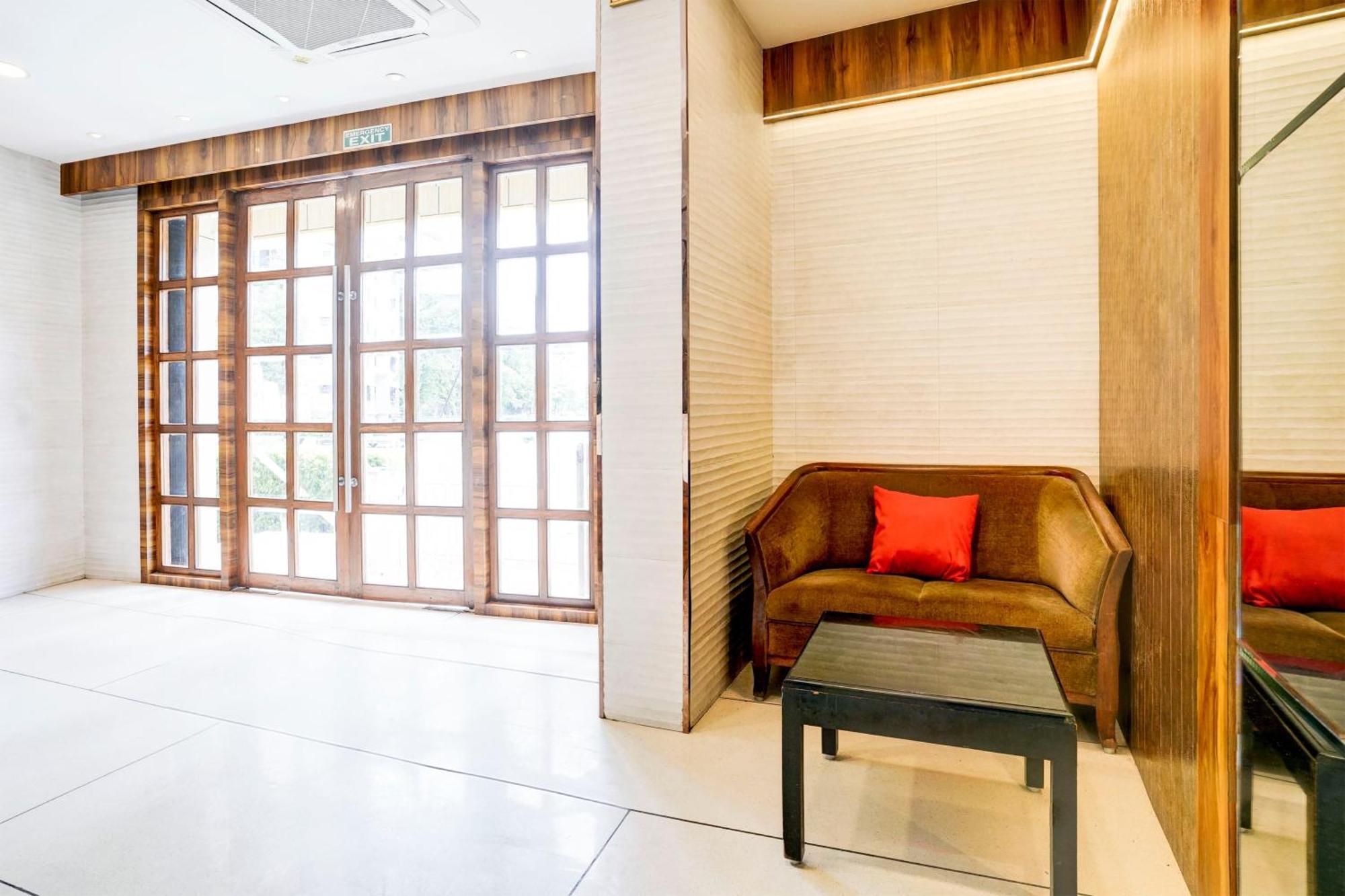 Super Townhouse Oak Vashi Hotel Turambhe Kültér fotó
